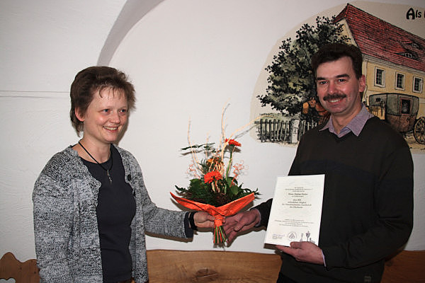 Frau Schurig begrüßt das 200. Mitglied des Vereins, Herrn Matthias Fischer
